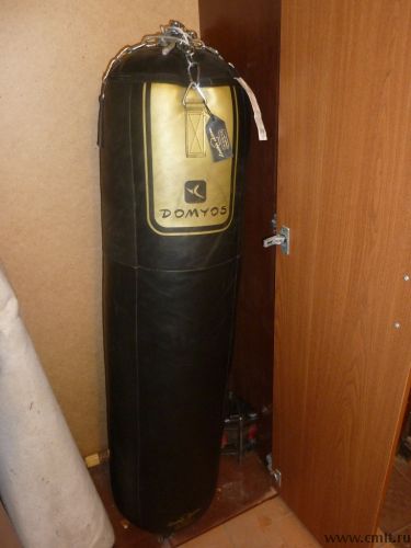 Продам боксерский мешок, шлем с решеткой, защитный жилет для спаррингов. Фото 1.