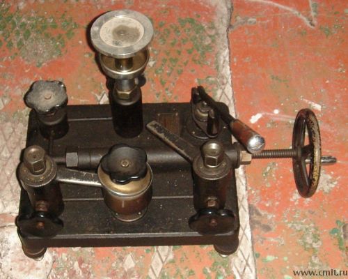 Стенд для проверки и тарировки манометров МП 60. Фото 1.