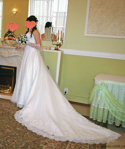 Кружевное свадебное платье со шлейфом (Италия). Фото 1.