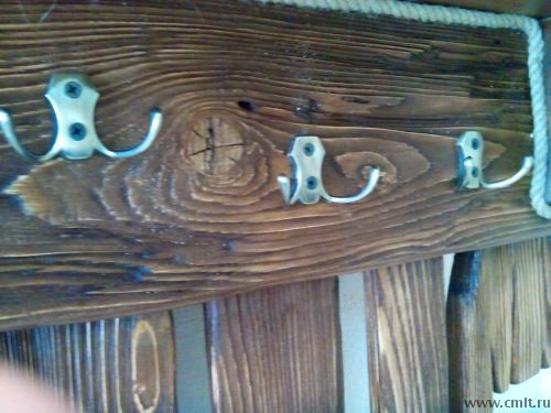 Вешалка для одежды из натурального дерева. Фото 1.