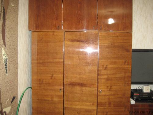 Шкафы: трехстворчатый полированный, с антресолью, 900 р. Фото 1.