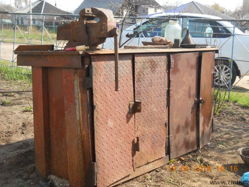 Продаю стальной верстак с тисками. Фото 1.