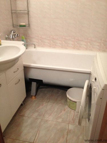 Ванная комната, в ней же установлена стиральная машинка BOSH. Пол плитка