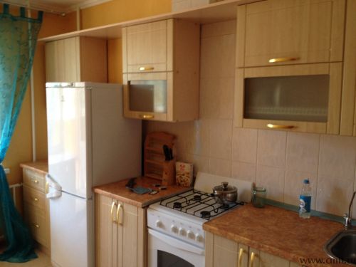 Кухня оборудована кухонным гарнитуром, стол стулья, холодильник и т.д. Пол плитка.