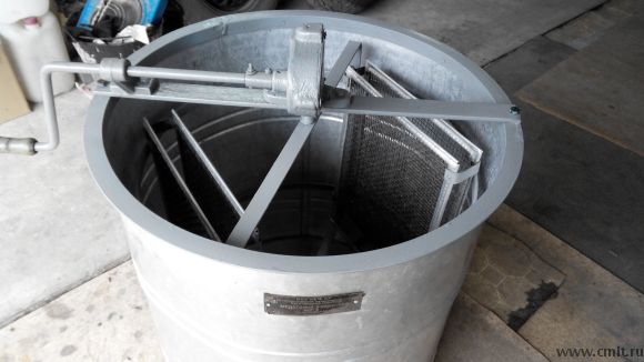 Медогонка двухрамочная механическая, алюминиевый бак, б/у. Фото 1.