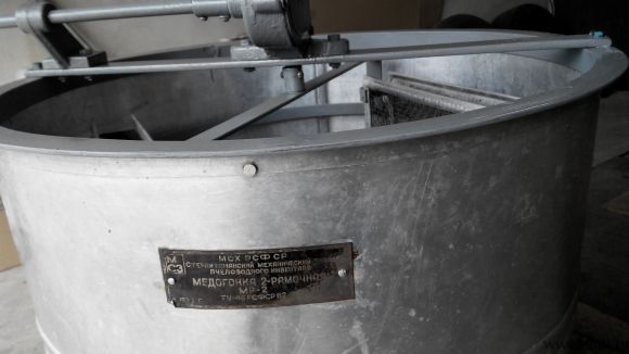 Медогонка двухрамочная механическая, алюминиевый бак, б/у. Фото 2.