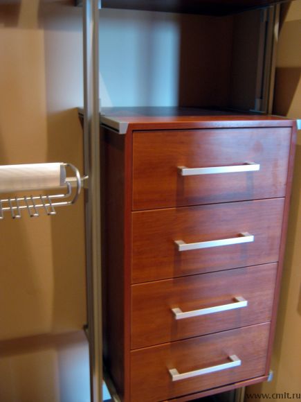 Гардеробная комната. Навесной комод с ящиками.