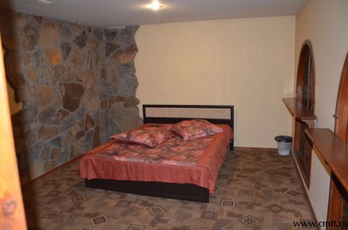  Для вас парная, работающая в режиме финской сауны, аромотерапия. Для любителей водных процедур – бассейн 6м х 4м, глубиной 2 м, с многоступенчатой очисткой воды. К вашим услугам уютная гостинная