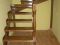 Лестница из дуба на косоурах с поворотными ступенями.