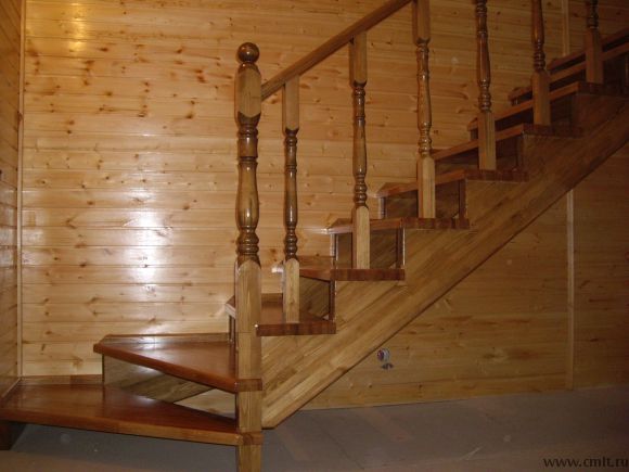 Комбинированная лестница, ступень-дуб, косоур, ограждение-сосна.
