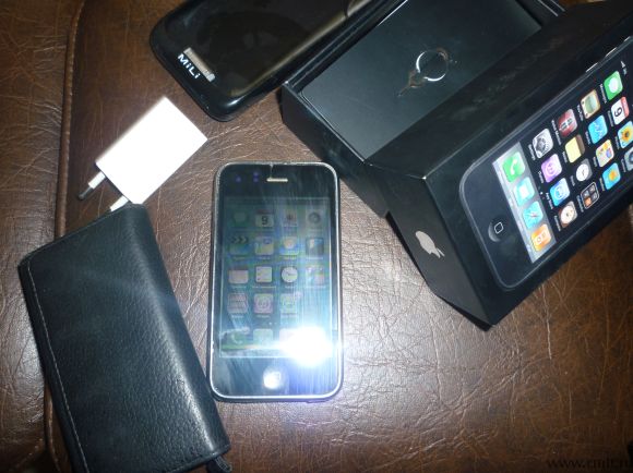 iphone 3gs 32gb отошел шлейф экрана,поэтому работает тускло(замена стоит 1000р)в остальном в порядке,батарею держит хорошо.В комплекте кож.чехол документы зарядка,в нагрузку отдам чехол-доп.аккумулято