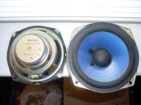 Динамики от музыкального центра Sharp CD-BP2000W. Фото 1.