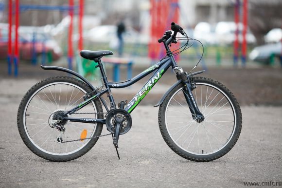 Рама: стальная, колеса 24 дюйма, ободные тормоза, амортизационная вилка, 18 скоростей. Состояние очень хороше.