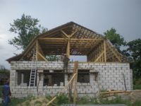 Верх. Кровля всех видов, демонтаж старой кровли. Сайдинг. Отделка карнизов, фронтонов. Есть гибочный станок.
