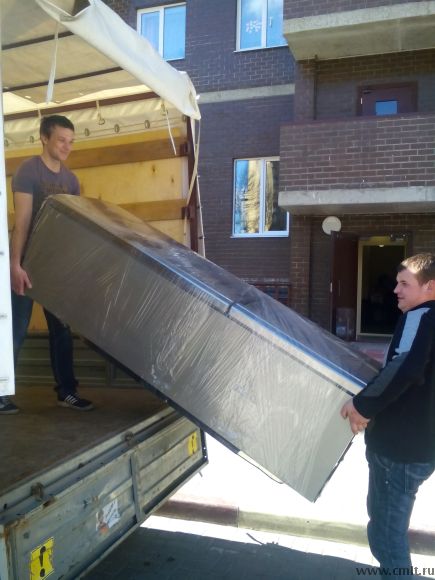 Перевозка 2 метровых холодильников стоя.