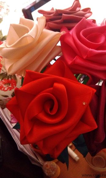 Розы из атласных лент. Фото 1.