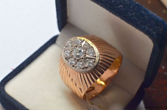 Золотой перстень с 9-ю бриллиантами 0,4 и 0,2 карата. Фото 1.