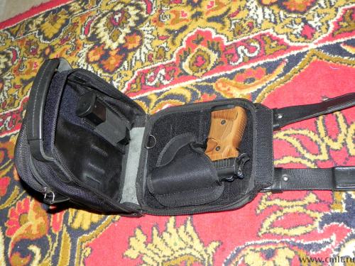 Качественная сумка с кожаными вставками для переноски и быстрого извлечения травматического пистолета марки Streamer (и не только).Имеет отделы для ключей, сигарет, фонарика, док-тов и прочего.