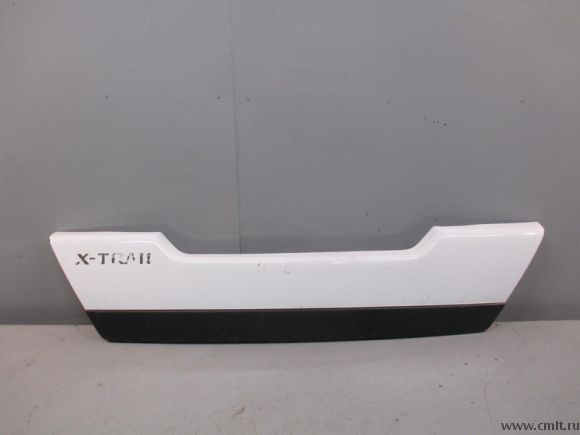 Накладка крышки багажника NISSAN X-TRAIL T31 07- б/у 90901JG00A 4*. Фото 1.