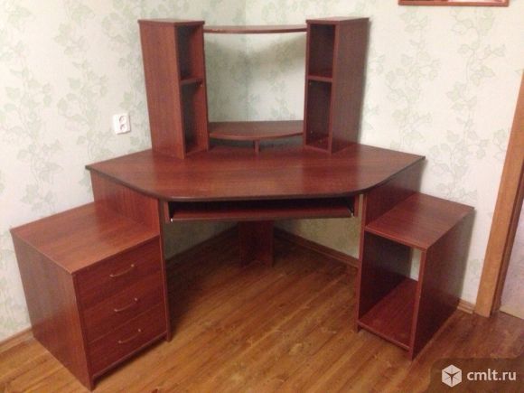 Компьютерный стол в хорошем состоянии. Фото 1.