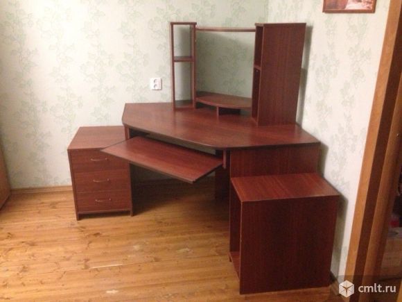 Компьютерный стол в хорошем состоянии. Фото 2.