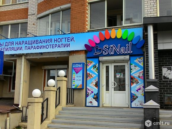 Продавец материалов для наращивания ногтей. Фото 1.